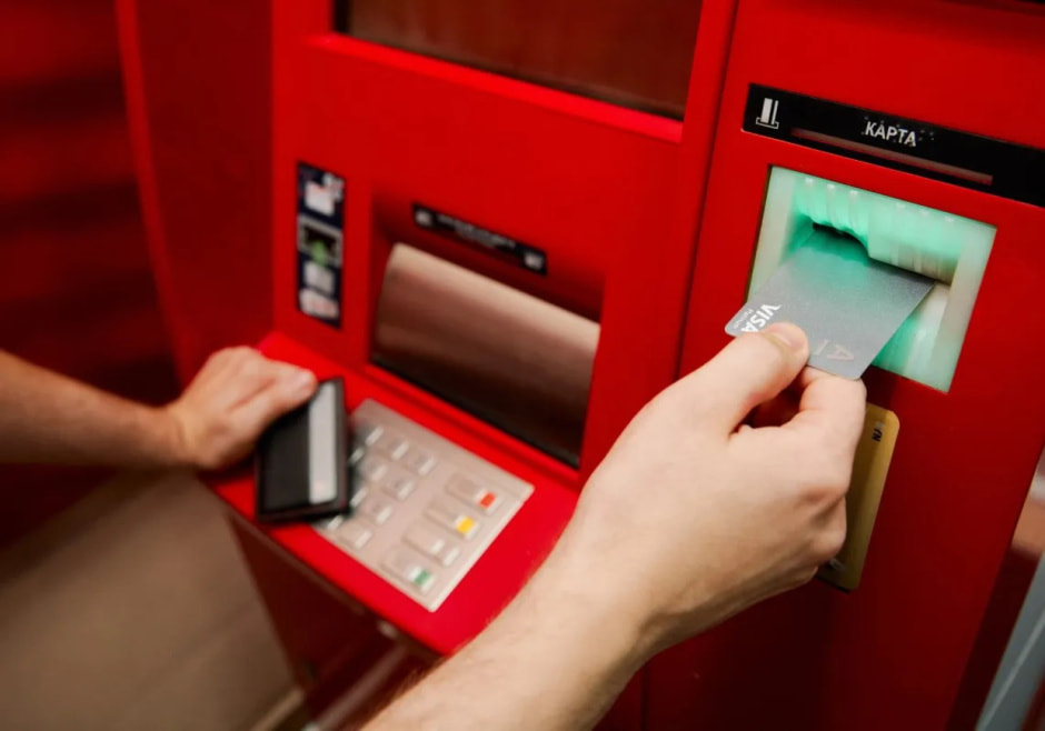 карточка и банкомат