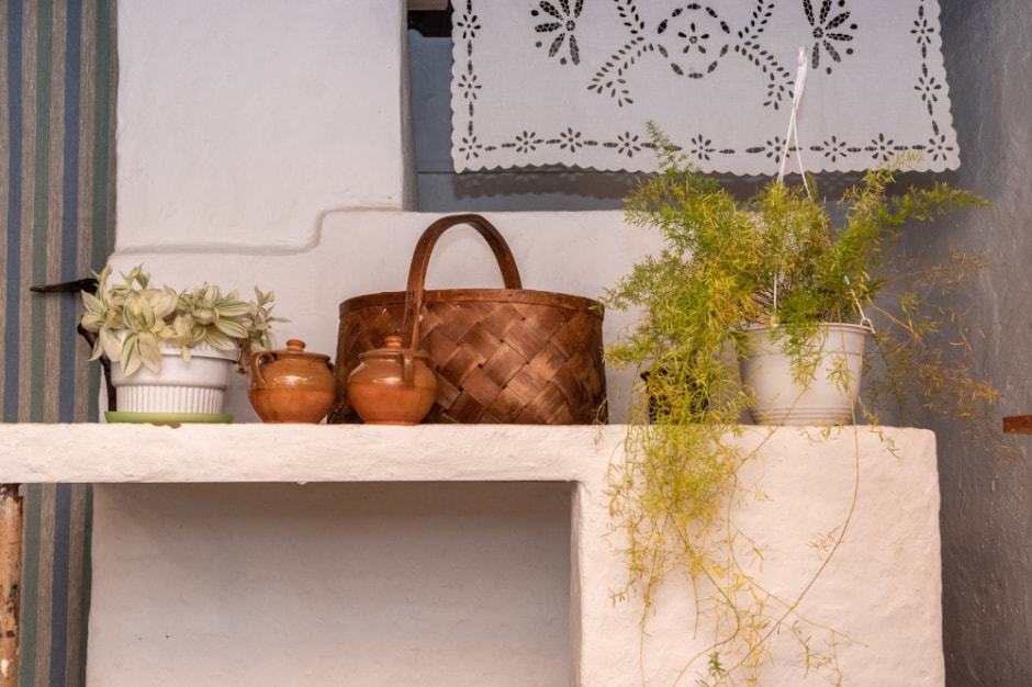 Девушка и деревенская хата в Ягодках 8.jpg