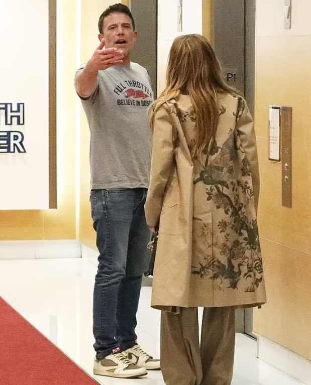 Бена Аффлека засняли без обручального кольца. Брак с Джей Ло 