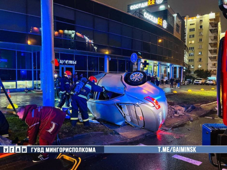 Toyota врезалась в светофор и перевернулась на проспекте Машерова в Минске.jpg