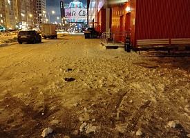 Директору Dana Mall предъявили обвинение после падения снега на 17-летнюю девушку