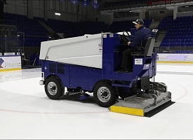 Одна ошибка – и лёд “поплывёт”. Кто такой ледовар и почему без него не было бы коньков и хоккея?