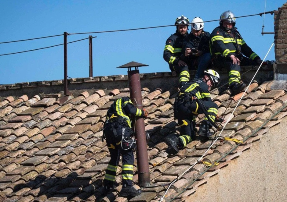 На крыше Сикстинской капеллы установили дымоход: Ватикан готовится к выборам нового Папы