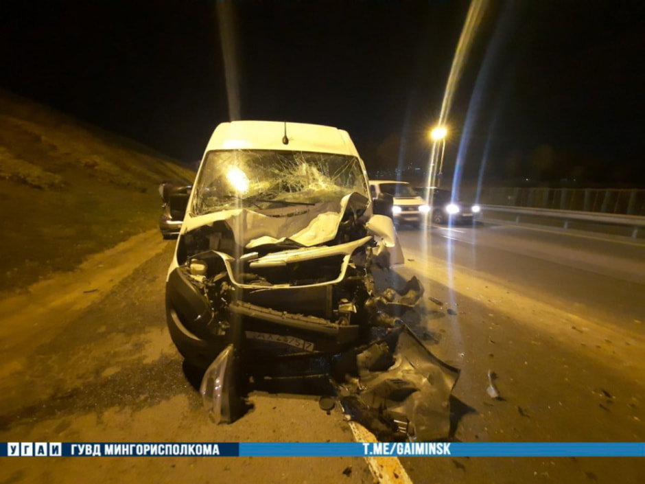 На МКАД грузовик врезался в экскаватор-погрузчик – ДТП попало на видео (2).jpg