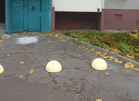 Мешают подъезжать скорой: гомельчанка установила полусферы под балконом - соседи возмущены