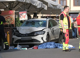 В центре Лейпцига автомобиль на скорости въехал в людей: двое погибли, есть тяжелые раненые