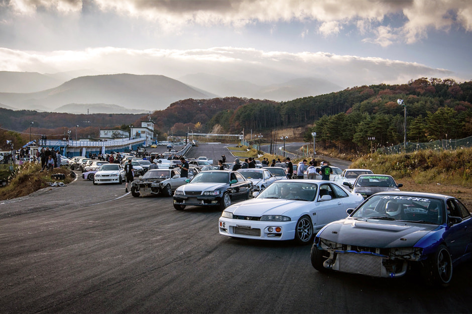 Дриф-автомобили в гоночном комплексе Ebisu Circuit