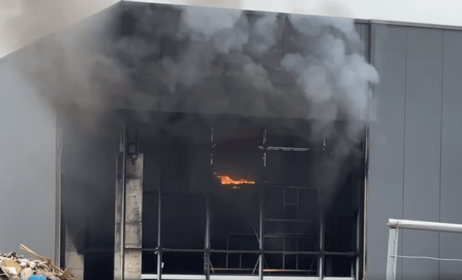 Показываем фото и видео с пожара строящегося торгового центра в Минске (2).png Показываем фото и видео с пожара строящегося торгового центра в Минске (2).png