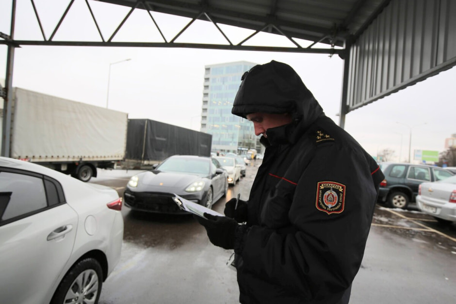 Сверка номеров в ГАИ инспектором.jpg