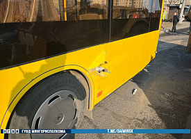 Погрузчик протаранил автобус в Минске: пострадали пассажиры