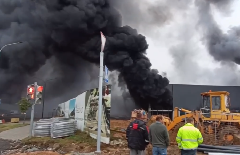 Показываем фото и видео с пожара строящегося торгового центра в Минске.png Показываем фото и видео с пожара строящегося торгового центра в Минске.png