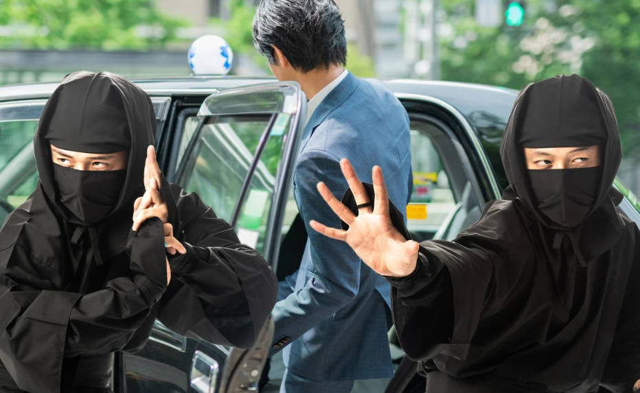 В Японии туристы платят таксистам, чтобы они притворялись ниндзя.png