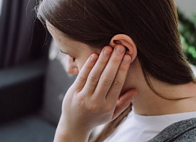 Шум в ушах связали с повышенным риском депрессии и тревожности: при тяжелых симптомах он возрастает почти втрое