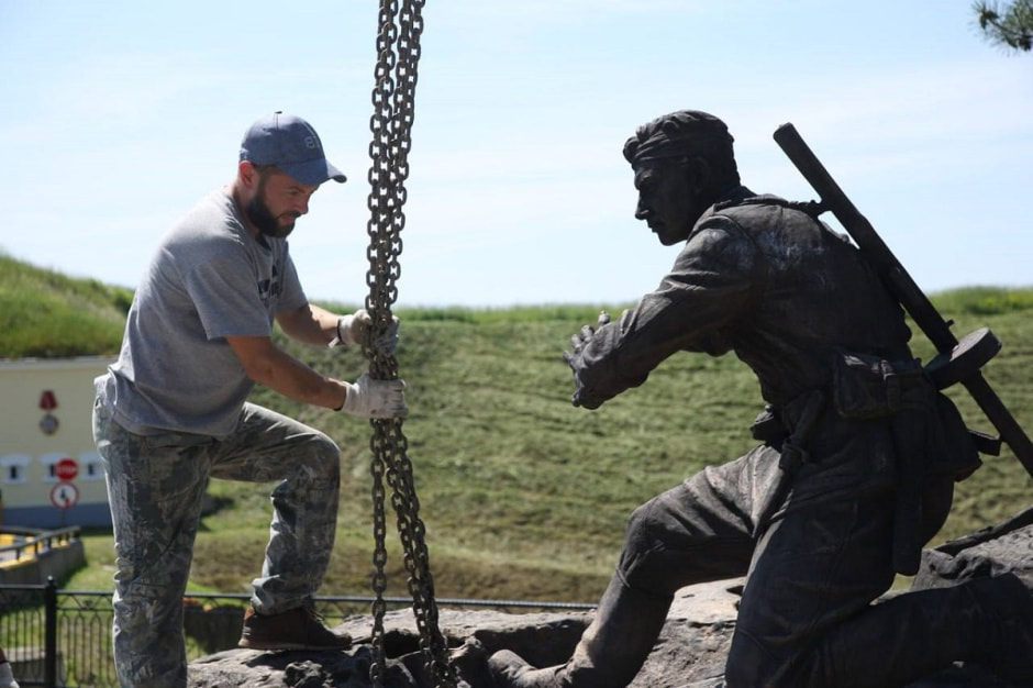 памятник в Бресте 1.jpg