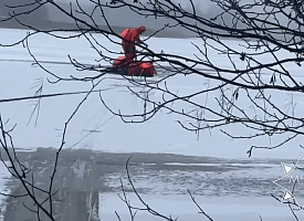 Барахтался в полынье: мужчина провалился под лед на озере Лосвидо в Витебской области