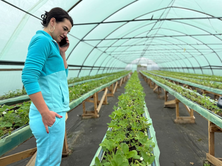 6-Ксения Баранова в теплице с клубникой.jpg