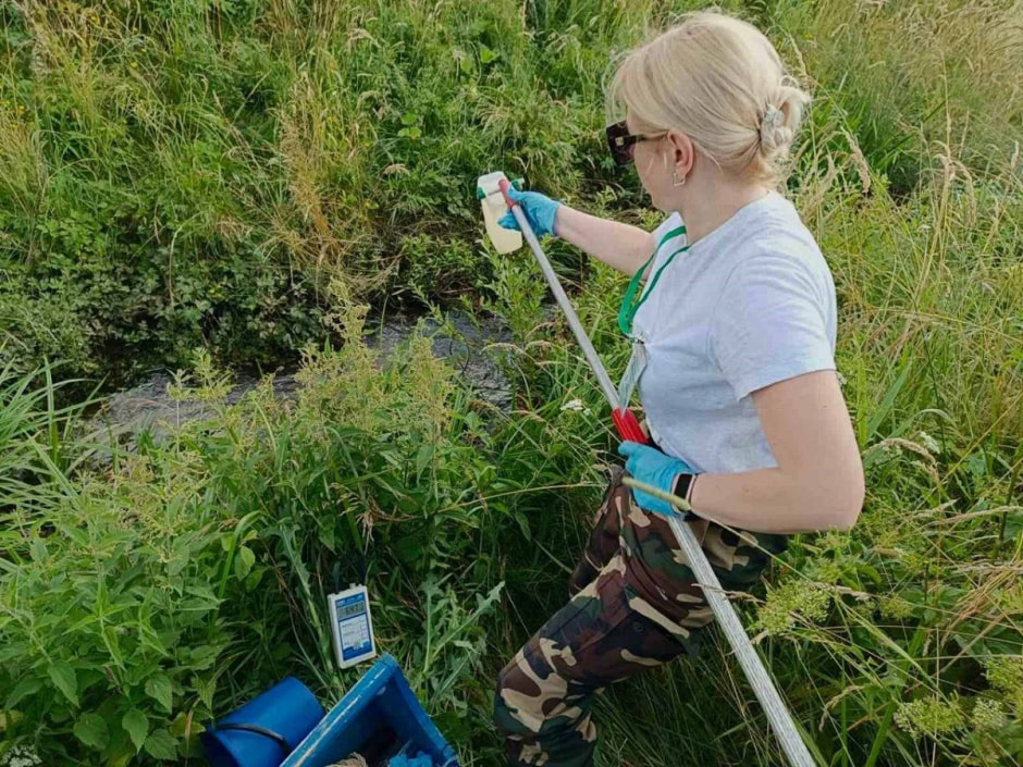 специалист берет пробы воды.jpg