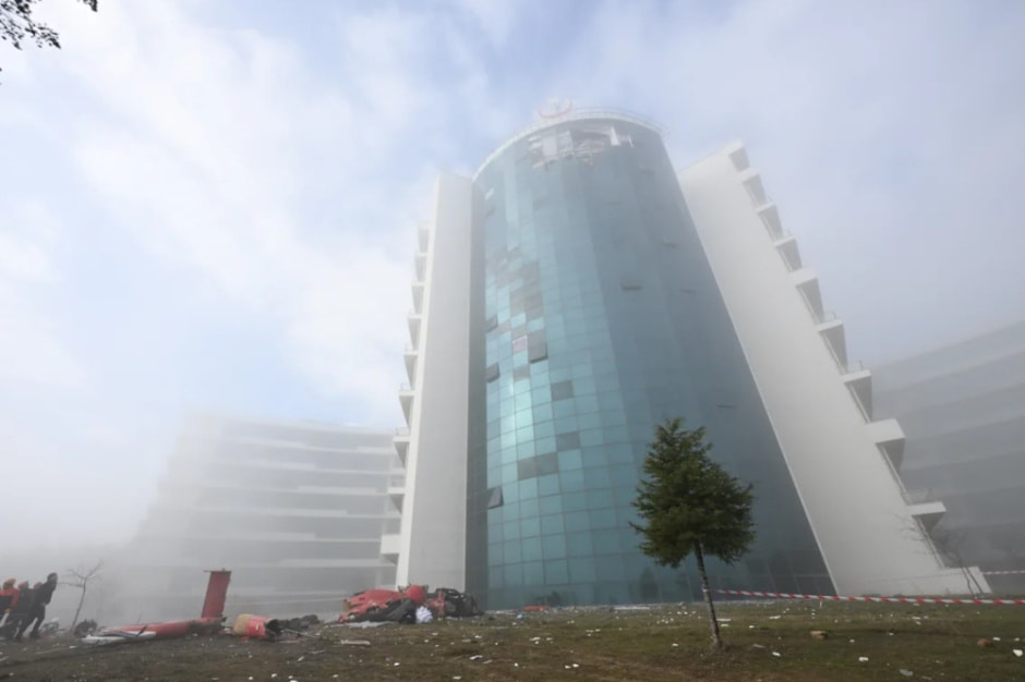 Вертолет в больницу врезался.jpg