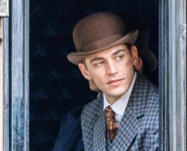 молодой шерлок.png