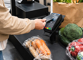Белорус оплачивал картой самокаты и продукты – теперь ему грозит до 3 лет тюрьмы