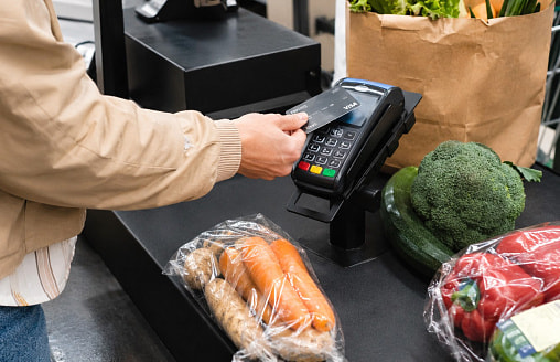 Белорус оплачивал картой самокаты и продукты – теперь ему грозит до 3 лет тюрьмы