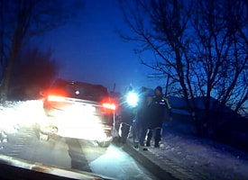 Штраф на 1350 рублей. Водитель “припарковался” в сугроб снега под Солигорском