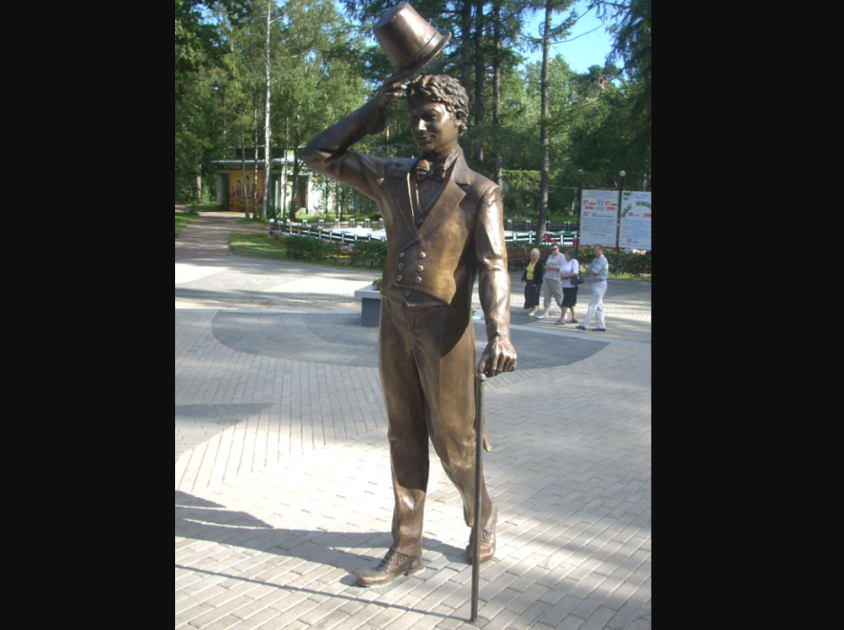 Скульптура Георгия Вицина в роли Бальзаминова_ Зеленогорск.png Скульптура Георгия Вицина в роли Бальзаминова_ Зеленогорск.png
