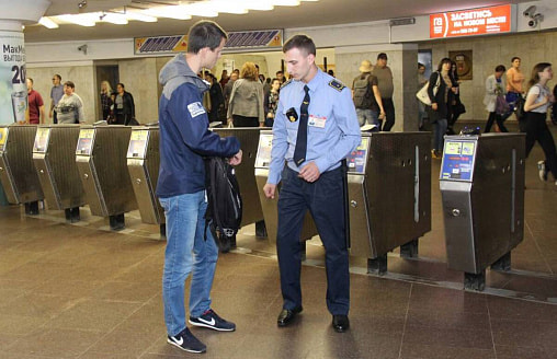 Минчанин хотел зайти в метро с линолеумом – грозит штраф до 9000 рублей