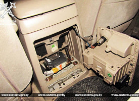 Штраф до 1350 рублей и лишение авто. Белорусы хотели проехать границу на машине с тайниками – что там нашли?