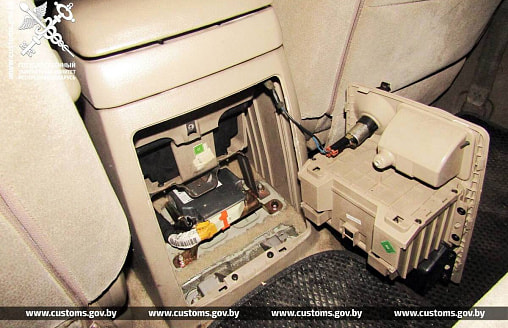 Штраф до 1350 рублей и лишение авто. Белорусы хотели проехать границу на машине с тайниками – что там нашли?