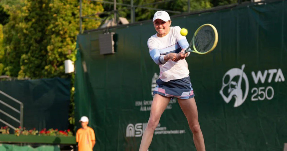 Александра Саснович на турнире в Будапеште обыграла прошлогоднюю победительницу и вышла в четвертьфинал.jpg