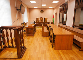 До 350 рублей за выезд. В Гомеле вынесли приговор 74-летнему наркологу, который нелегально выводил из запоя