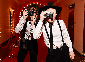 Фотографировать коллег на корпоративе можно, но осторожно: разбираемся, какие есть нюансы