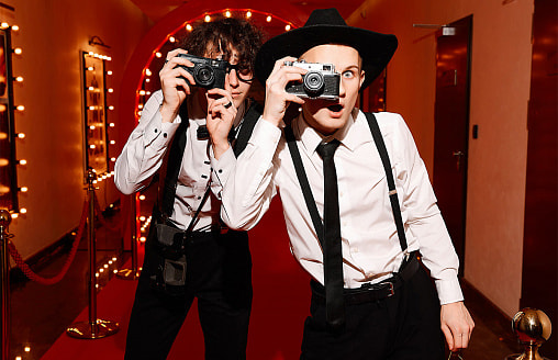 Фотографировать коллег на корпоративе можно, но осторожно: разбираемся, какие есть нюансы