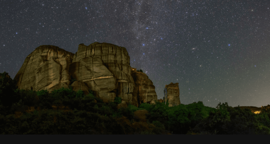 Звезды сияют над песчаниковыми скалами Метеоры, Греция
