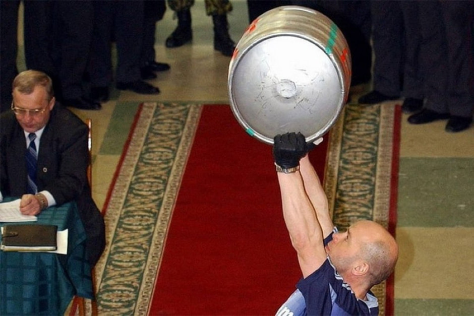 Вячеслав Хоронеко. Последний 6160-й подъем 40-килограммового кега в 2005 году.jpg