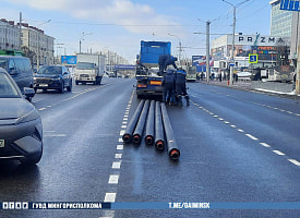 В Минске МАЗ “потерял” по дороге металлические трубы – движение ограничили