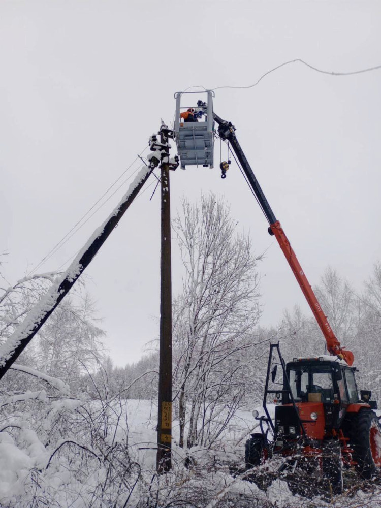 В Могилевской области из-за обильного снегопада без света оставались более 100 населенных пунктов.jpg