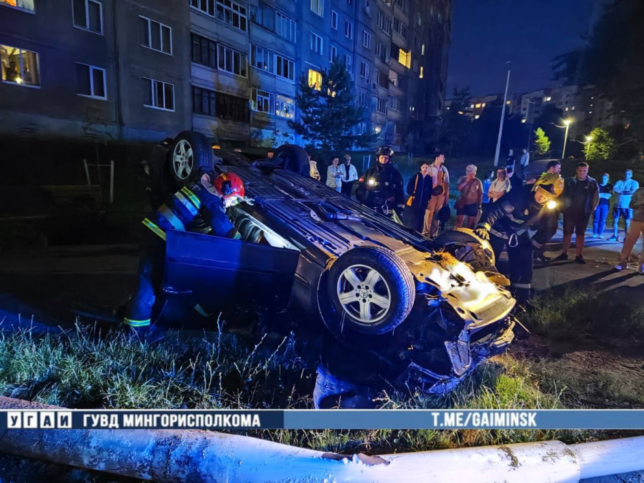 Машина перевернулась во дворе в Минске