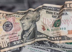 Что происходит в обменниках? Доллар и евро рухнули до минимума за полмесяца – итоги торгов 31 марта