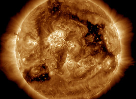 На Солнце за сутки зарегистрированы две мощные вспышки. Земле угрожает магнитная буря?