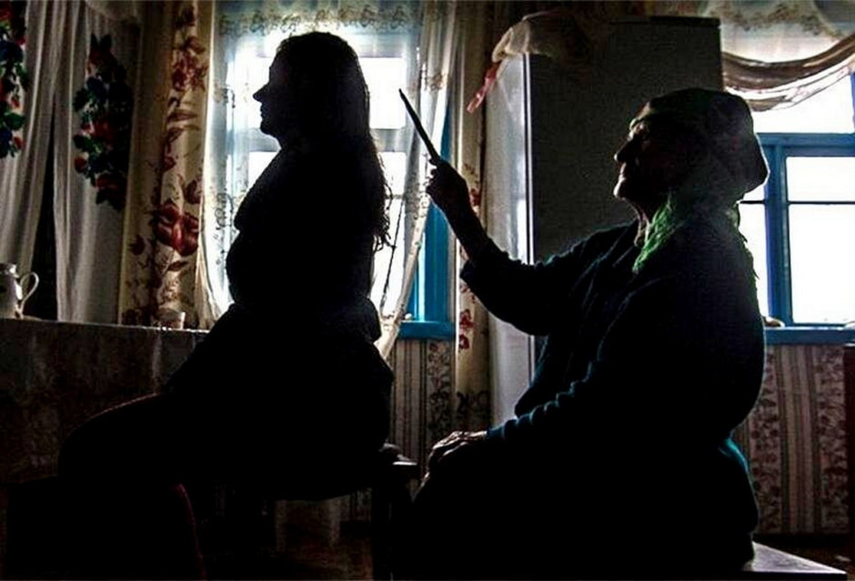 5-Шептуха делает заговор.jpg