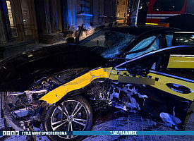 Mercedes выехал на красный и врезался в такси в центре Минска