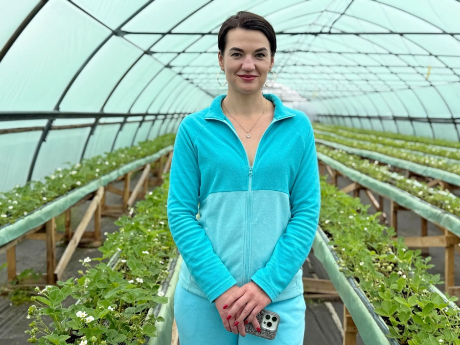 1-Ксения Баранова из поселка Октябрьский выращивает клубнику.jpg