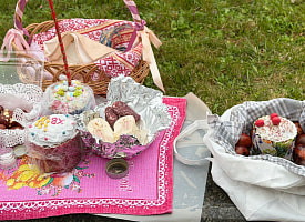 Белорусы готовятся к Пасхе: у храмов очереди, в корзинках – яйца, куличи и свечи