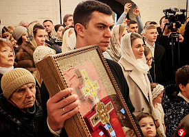 Лукашенко на Рождество подарили копию креста Евфросинии Полоцкой