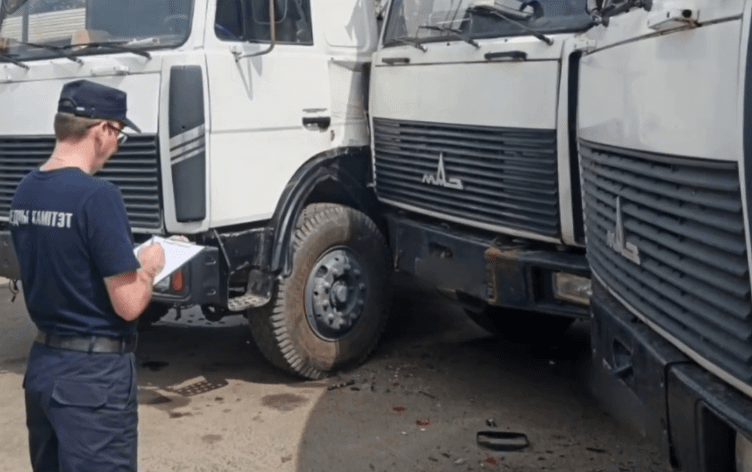 Водителя зажало между кабинами MAZ на стоянке предприятия в Минске (3).PNG