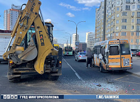 В Минске погрузчик столкнулся с маршруткой. Пассажира увезли в больницу