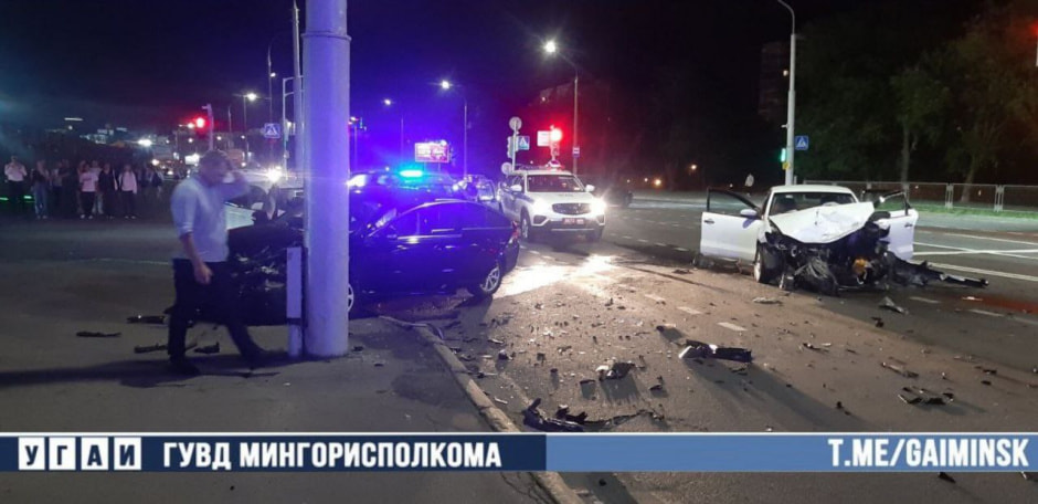 В Минске лоб в лоб столкнулись Volkswagen и Volvo (2).jpg