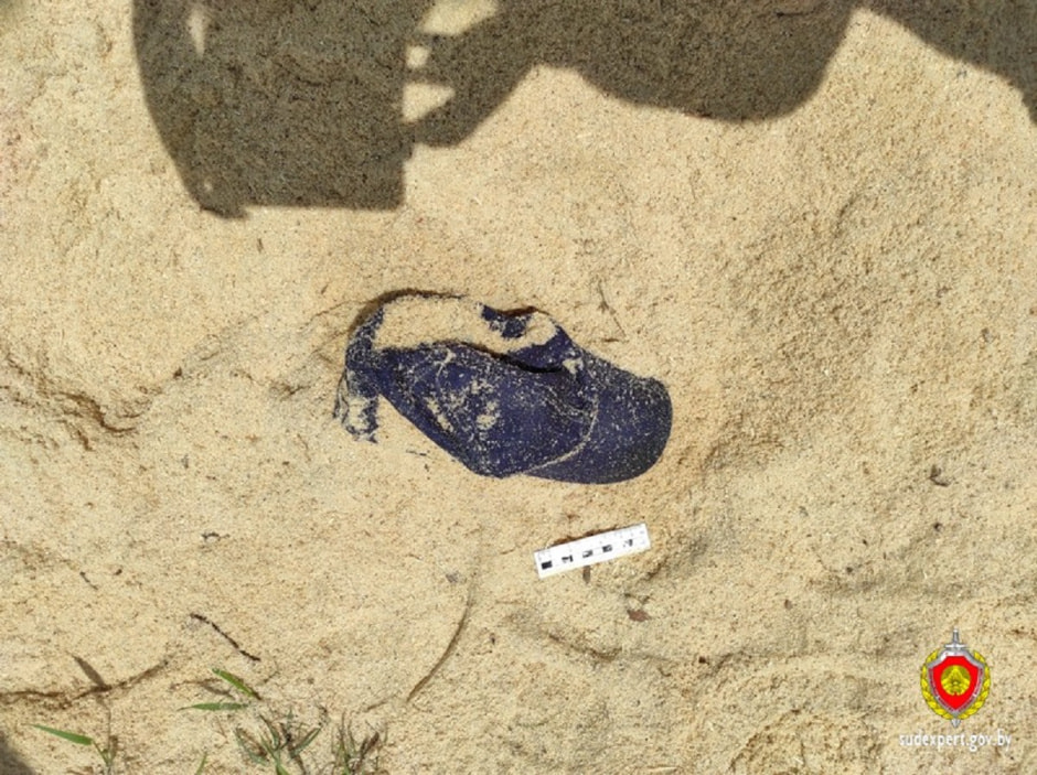 кепка рабочего среди опилок.jpg